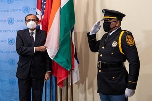 1月4日，在位於紐約的聯合國總部舉行的新任安理會非常任理事國國旗安放儀式上，印度常駐聯合國代表蒂魯穆爾蒂與印度國旗合影。（圖源：新華社）