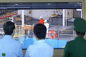 防疫工作團經監控視頻監察吉萊港的防疫工作。