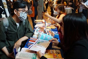 留學諮詢人員給明年有意去留學的大中學生介紹歐洲獎學金計劃。