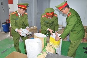 職能力量對CIO公司突檢時發現大量假奶粉。（圖源：警方提供）