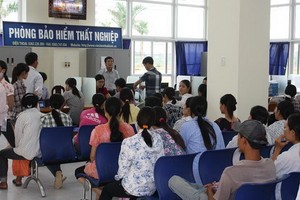 失業者在社會保險機關辦理失業金領取手續。（圖源：VNN）