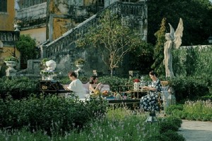 在順化市安定宮後院搭建的白茶園作為《剩女伎倆多５》的主要背景。