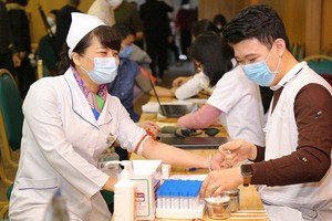 許多組織、機關、個人積極捐血救人。