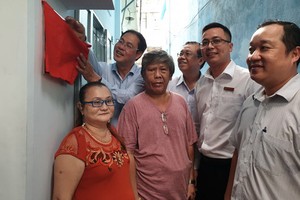 華人貧困戶獲建贈溫情屋