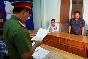 執法警員向嫌犯阮友宏宣讀逮捕令。（圖源：黃芳）