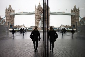 當地時間1月5日，英國採取了第三次嚴格性封鎖措施，倫敦街頭行人稀少。（圖源：路透社）