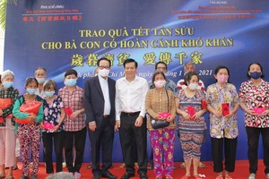 阮玉英主編(右五)與張豐裕總經理向同胞贈送禮物。