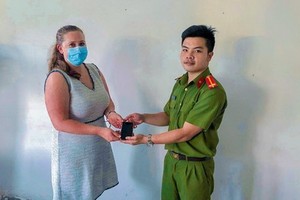 第一郡警員將手機交還失主。（圖源：警方提供）