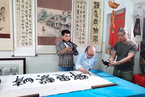 越南之聲廣播電台採訪人民藝人張路