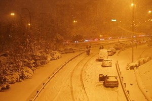 1月9日，西班牙馬德里，人們在大雪中把車停在高速公路上。（圖源：路透社）