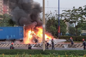 消防隊聞訊後趕抵現場致力滅火。（圖源：裴思）