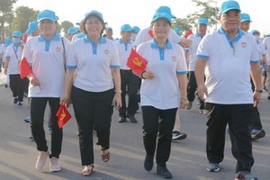 市領導參加“守德情義”步行活動。（圖源：日玲）