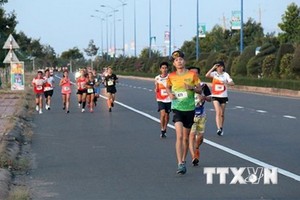 參賽者在經過武元甲街路段。（圖源：越通社）