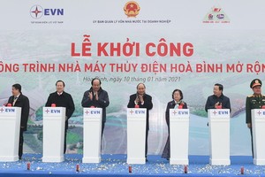 政府總理阮春福（中）與各代表出席動工儀式。（圖源：VGP）