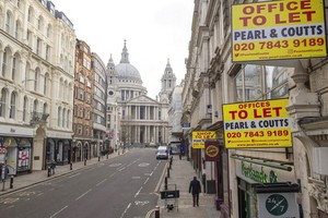 在新冠疫情，英倫敦聖保羅座堂附近已在放租的辦公室。（圖源：AP）