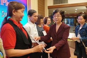 市越南祖國陣線委員會副主席劉金華向學員頒發證書。