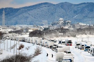 大雪天行路難，車道上車輛排起長龍。（圖源：互聯網）