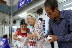 病人在統一醫院領取醫保藥品。