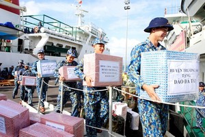 海軍第四區第146旅的士兵們將春節禮物搬上船運送至長沙群島。（圖源：慶和報）