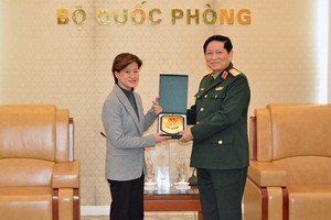 國防部長吳春歷大將（右）向新加坡駐越特命全權大使凱瑟琳‧王贈送紀念品。（圖源：黃宇）
