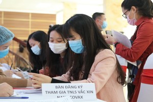 志願者前到軍醫學院登記臨床試驗國產Nanocovax新冠肺炎疫苗。（圖源：太平）