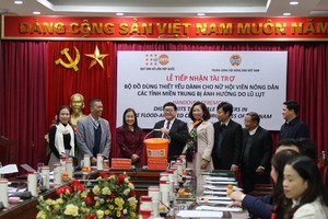 聯合國人口基金會駐越代表處向越南農民協會中央移交6903件必需品。（圖源：阮超）