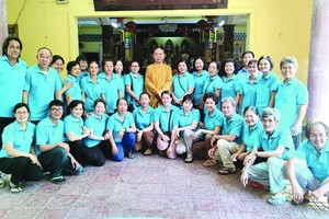 釋慧功法師與慈善飯小組各成員合影。