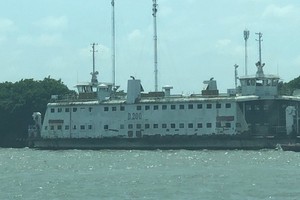 圖為從環貢渡口移交本市並在本市安富造船廠拋錨至今的D200號渡輪。（圖源：C. Thắng）