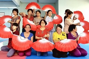 《茉莉花》歌舞排練一幕。