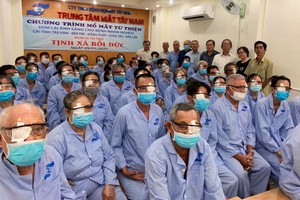 培德精舍代表與白內障病人於手術後合影。