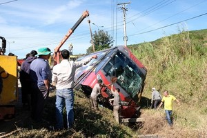 拖吊車把側翻的臥鋪客車拖離現場。（圖源：林園）
