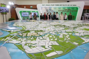 代表們參觀看守德市建設藍圖。