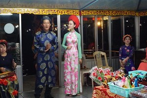 在香江的龍船上安裝攝像頭來監控順化歌表演活動。