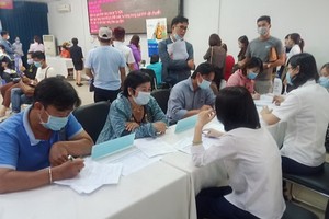 眾多年輕求職者前到市輔業勞務中心尋求就業機會。