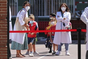 由於學校長期停課，兒童的閱讀、寫作和基本數學能力受到影響。（圖源：新華社）