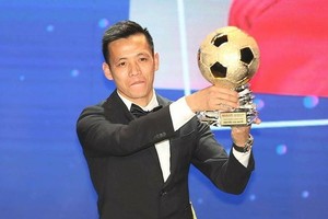 阮文決雙手捧起金球獎座。（圖源：N.K）