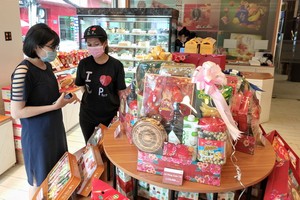 大發餅家員工向顧客介紹新款春節禮盒。