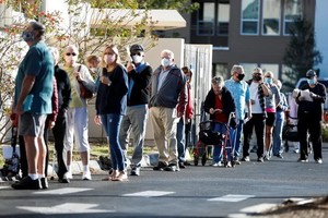 人們在美國佛羅里達州薩拉索塔的診所排隊等候接種疫苗。（圖源：路透社）