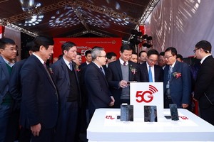 新聞與傳播部、Viettel及北寧省領導在安豐1工業區體驗5G飆速上網及應用服務。