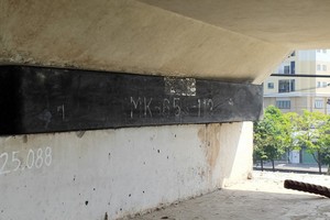 市複查工作小組發現VD12-34柱上的橡膠軸承出現破裂、移位跡象。（圖源：CTV）