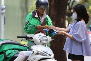 網購送貨上門服務。