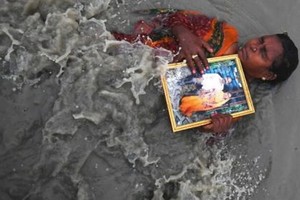 在恆河中祈禱的印度教信徒。（圖源：互聯網）