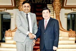 市人委會主席阮成鋒（右）接見印度駐本市總領事馬丹‧莫漢‧斯蒂。（圖源：越勇）