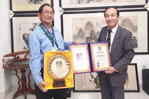 人民藝人張漢明榮獲“貢獻金碟”獎