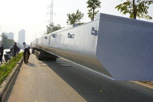 違規運載超長超重鋼樑的牽引車被截停檢查。（圖源：VTV）