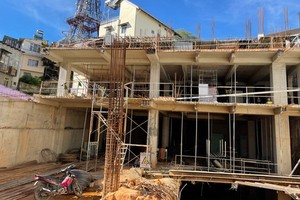 施工中的President酒店工程項目造成周邊許多民房發生下陷，存在倒塌危機。（圖源：寶雯）