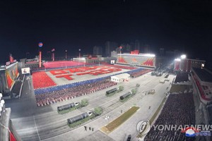 朝鮮14日晚舉行閱兵式紀念勞動黨第八次全國代表大會。圖為從空中俯瞰閱兵式。（圖源：韓聯社/朝中社）