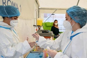 意大利羅馬醫院醫護人員準備進行新冠疫苗接種。（圖源：新華社）