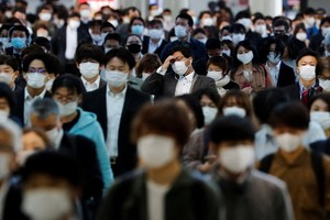 上班高峰時段的日本地鐵人潮，一想到要上班就很厭世。（圖源：路透社）