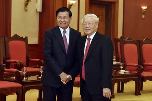 黨中央總書記、國家主席阮富仲（右）與老撾人民革命黨中央執委會總書記通倫‧西蘇里。（圖源：VGP）